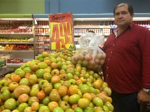 Alzemir Aguiar diz que é um absurdo e que os microempreendedores sofrem com o aumento do preço (Foto: Mary Porfiro/G1)