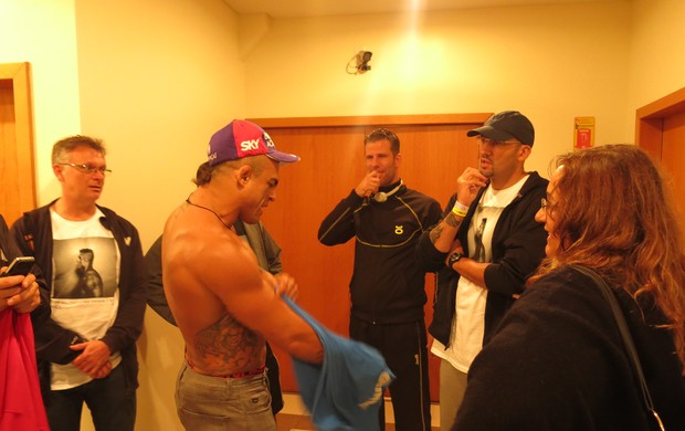 Vitor Belfort conversa com treinadores e familiares sobre a luta (Foto: Ivan Raupp)