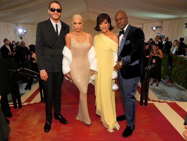 Pete Davidson, Kim Kardashian, Kris Jenner e Corey Gamble (Foto: Getty Images for The Met Museum/)