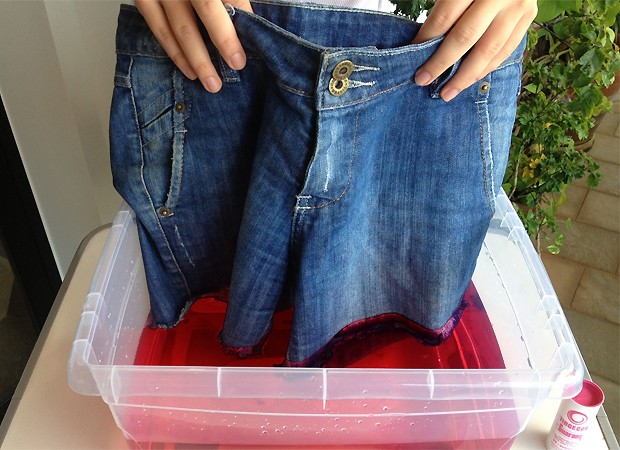 Mergulhe o short jeans até a altura que desejar tingir (Foto: QUEM Inspira)