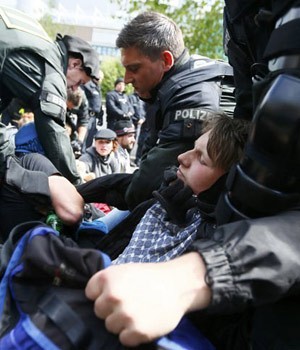 Polícia tenta conter protestos 
contra o capitalismo na Alemanha (Reuters)