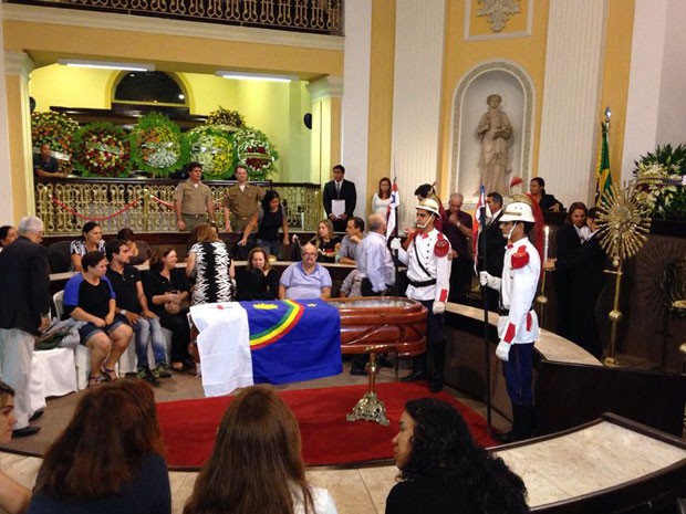 Corpo do músico foi coberto com a bandeira de Pernambuco (Foto: Katherine Coutinho/G1)