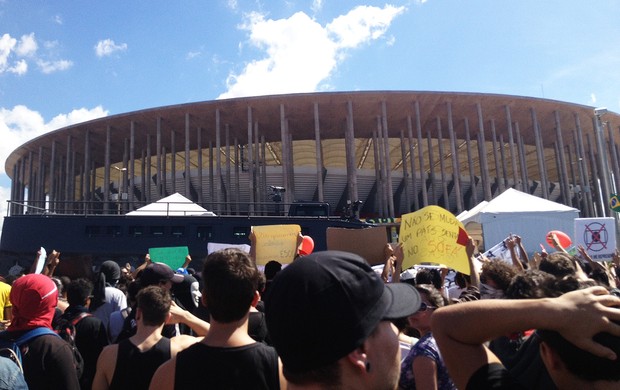 Protesto Brasilia Mané Garrincha (Foto: Gustavo Poli)
