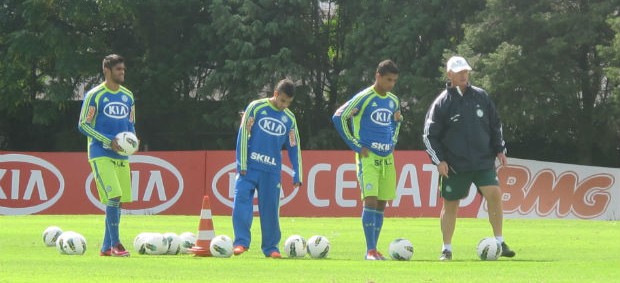 Felipão orienta atacantes em treino específico do Palmeiras (Foto: Diego Ribeiro / Globoesporte.com)