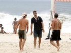 Com camisa do Vasco, Rodrigo Hilbert joga vôlei em praia do Rio