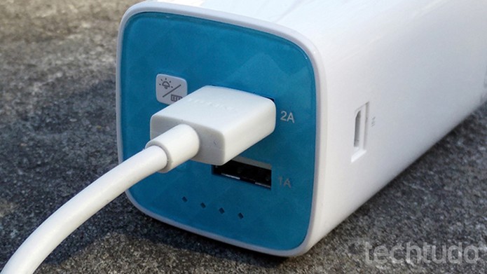 Power Bank da TP-LINK chega com cabo micro USB e possui saída de 2A mais rápida (Foto: Elson de Souza/TechTudo) Power Bank da TP-LINK chega com cabo micro USB e possui saída de 2A mais rápida (Foto: Elson de Souza/TechTudo)