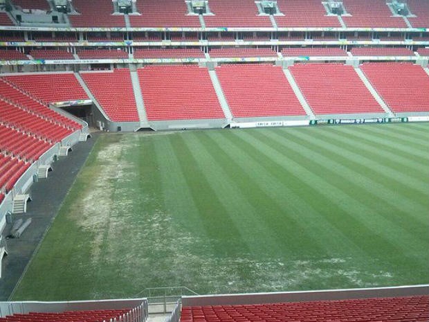 Imagem feita em fevereiro deste ano mostra falhas no gramado do Mané Garrincha (Foto: Fabrício Marques/Globoesporte.com) Imagem feita em fevereiro deste ano mostra falhas no gramado do Mané Garrincha (Foto: Fabrício Marques/Globoesporte.com)