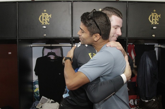 Eduardo da Silva abraça Paulo Victor na sua despedida do Flamengo (Foto: Gilvan de Souza / Flamengo)