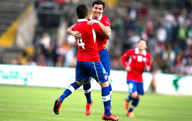 Mena comemora gol do Chile contra o Iraque (Foto: Agência AP)