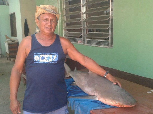 Pescador Glicério Viana, de 56 anos disse que se assustou quando puxou a rede e viu o tubarão (Foto: Maurício Rebouças/TV Tapajós)