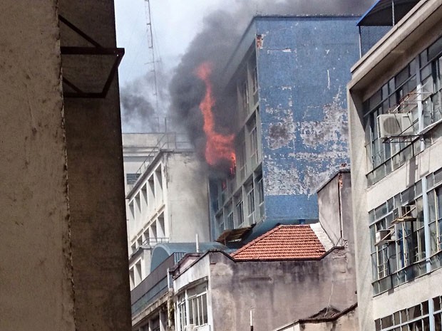 Leitora registra incêndio atinge prédio na região central de São Paulo (Foto: Aline Araújo Torres/VC no G1)