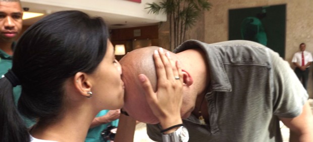 Torcedora beija a cabeça de Marcos (Foto: Diego Venturelli / Globoesporte.com)