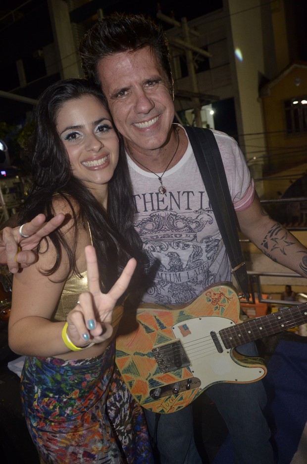 Ex-participante do "The Voice Brasil" canta com Tuca Fernades no Bloco Harem (Foto: Fred Pontes / Divulgação)