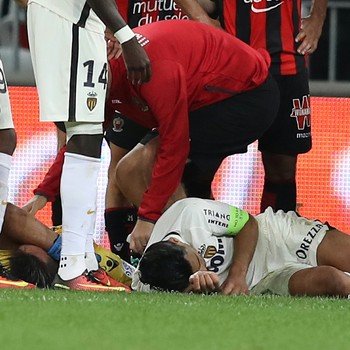 Falcao Garcia lesão na cabeça - Monaco x Nice (Foto: VALERY HACHE / AFP)