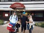 Naldo posa com Ellen Cardoso e os filhos na França