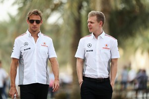 Jenson Button ao lado de Kevin Magnussen, que poderá ser seu companheiro na McLaren em 2014 (Foto: Getty Images)