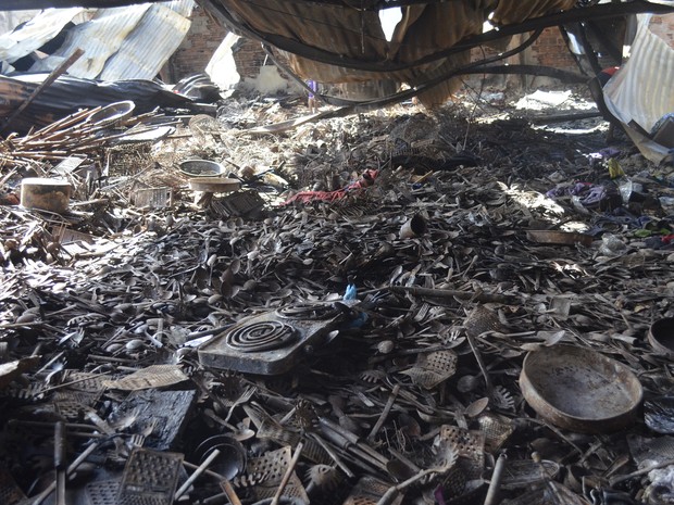 Montes de metal se formaram nos locais incendiados em Macapá (Foto: John Pacheco/G1)