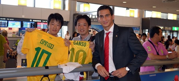 Ganso com torcedores japoneses (Foto: Site Oficial / saopaulofc.net)