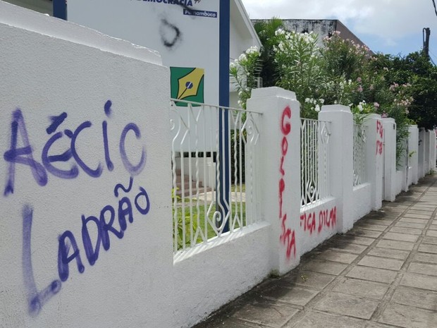 Muro da sede do PSDB de Pernambuco amanhece pixado no Recife (Foto: Ana Lúcia Andrade/Divulgação)