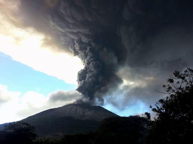 Vista do vulcão Chaparrastique, em San Miguel, El Salvador (Foto: AFP Photo/ Hector Garay - Telenoticias 21)