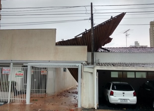 Cobertura de uma casa voou e atingiu a casa vizinha (Foto:  Roberto Ap Porfirio / TEM Você)