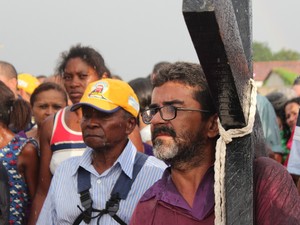 O agricultor Alcides acompanha o pagamento da promessa do amigo  (Foto: Pedro Santiago/G1)