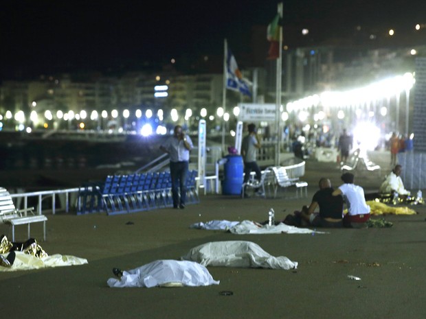 Corpos são vistos no chão após atropelamento de caminhão no sul da cidade francesa de Nice (Foto: REUTERS/Eric Gaillard)