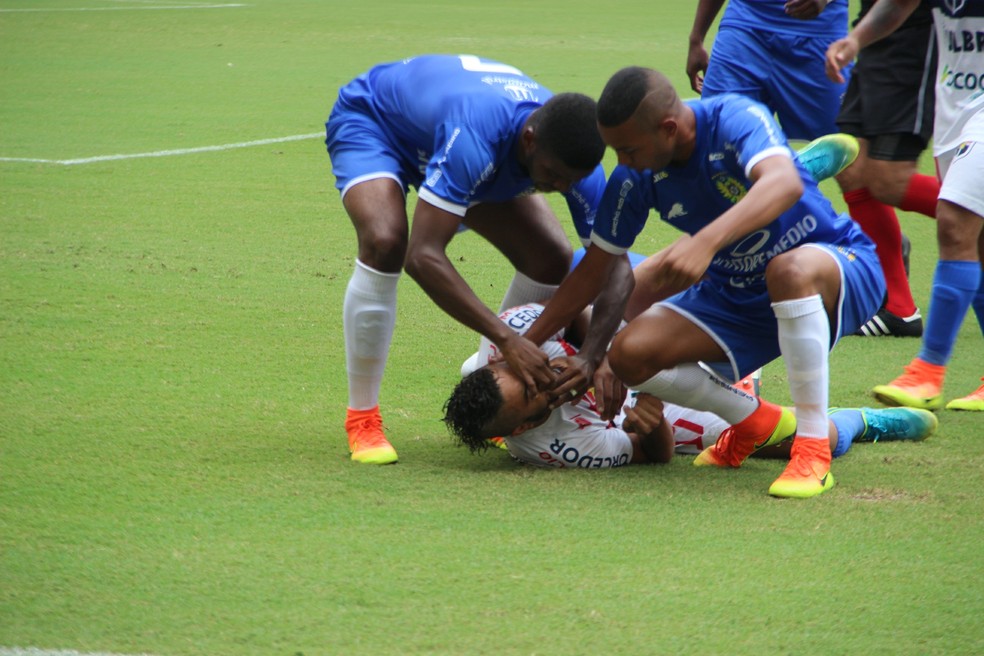 Charles bateu a cabeça e caiu com convulsão. Atletas do Nacional fizeram o primeiro socorro (Foto: Patrick Marques)