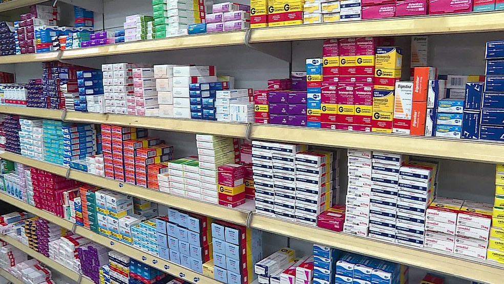 Remédios dispostos em estantes de farmácia (Foto: TV Globo/Reprodução)