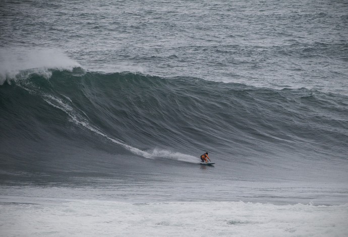 Carlos Burle e Pedro Scooby surfam na Praia do Norte, em Nazaré (Foto: Hugo Silva)