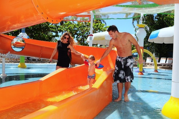 Dani Winits, Amaury e filho no Beach Park em Fortaleza (Foto: Roberto Teixeira / EGO)
