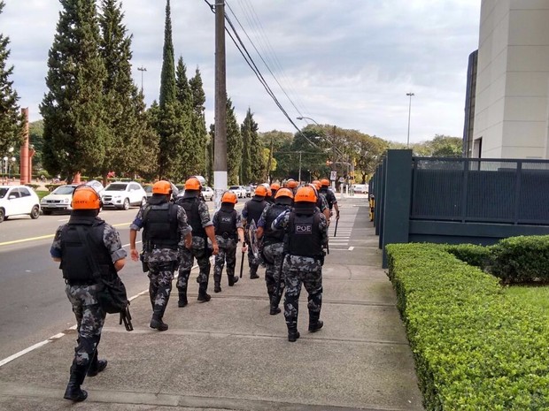 Policiais seguem a pé do 1º Batalhão da Polícia Militar para o Estádio Beira-Rio em Porto Alegre (Foto: Fabio Almeida/RBS TV)