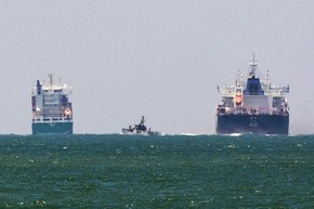 Um navio israelense é visto no mar Mediterrâneo perto do porto de Ashdod. A embarcação interceptou um barco de manifestantes palestinos nesta segunda-feira (29) (Foto: Amir Cohen/Reuters) Um navio israelense é visto no mar Mediterrâneo perto do porto de Ashdod. A embarcação interceptou um barco de manifestantes palestinos nesta segunda-feira (29) (Foto: Amir Cohen/Reuters)