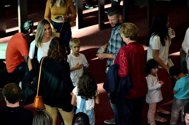 Fernanda Lima e Rodrigo Hilbert com os filhos (Foto: WEBERT BELICIO   /BRAZIL NEWS)