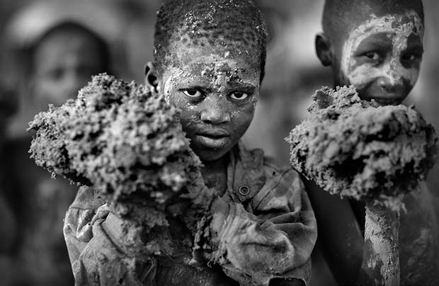 Prêmio máximo, o Cutty Sark Award foi para o fotógrafo britânico Timothy Allen, pela série sobre um festival no qual as pessoas colocam novas camadas de barro em uma mesquita, no Mali. Ele também ganhou por seus ensaios com pessoas no País de Gales e Butão (Foto: Timothy Allen/www.tpoty.com) Prêmio máximo, o Cutty Sark Award foi para o fotógrafo britânico Timothy Allen, pela série sobre um festival no qual as pessoas colocam novas camadas de barro em uma mesquita, no Mali. Ele também ganhou por seus ensaios com pessoas no País de Gales e Butão (Foto: Timothy Allen/www.tpoty.com)