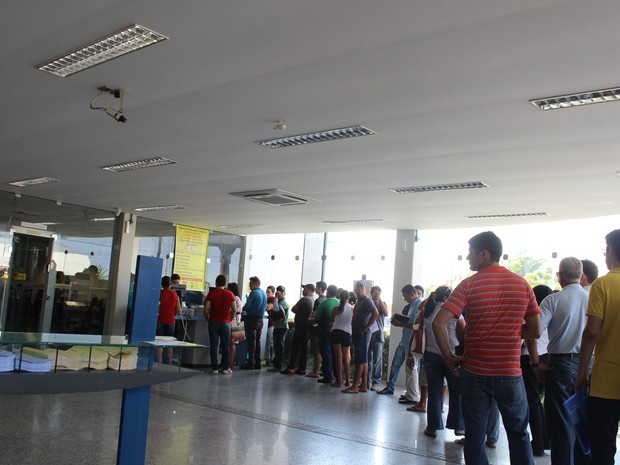 Clientes de bancos formaram filas  (Foto: Ellyo Teixeira/G1)