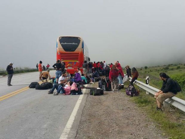 Turistas ficaram 26 horas esperando socorro na argentina (Foto: Edvaldo do Carmo/Arquivo Pessoal) Turistas ficaram 26 horas esperando socorro na argentina (Foto: Edvaldo do Carmo/Arquivo Pessoal)