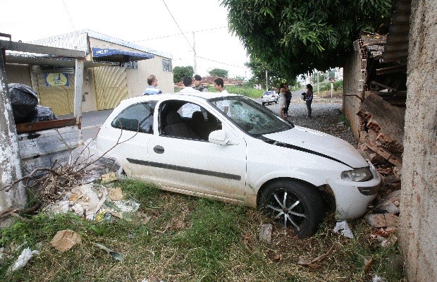 G Motorista Embriagado Bate Em Muro De Empresa Em Goi S Diz Pol Cia