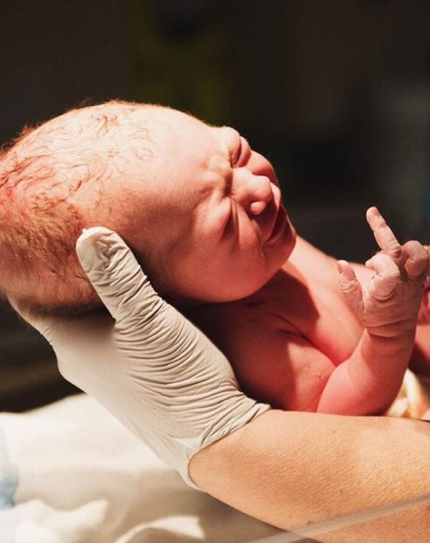 Foto de bebê como o dedo médio da mão direita aberto como se estivesse fazendo um gesto obsceno faz sucesso na web (Foto: Reprodução/Reddit/Mybrainisfull)