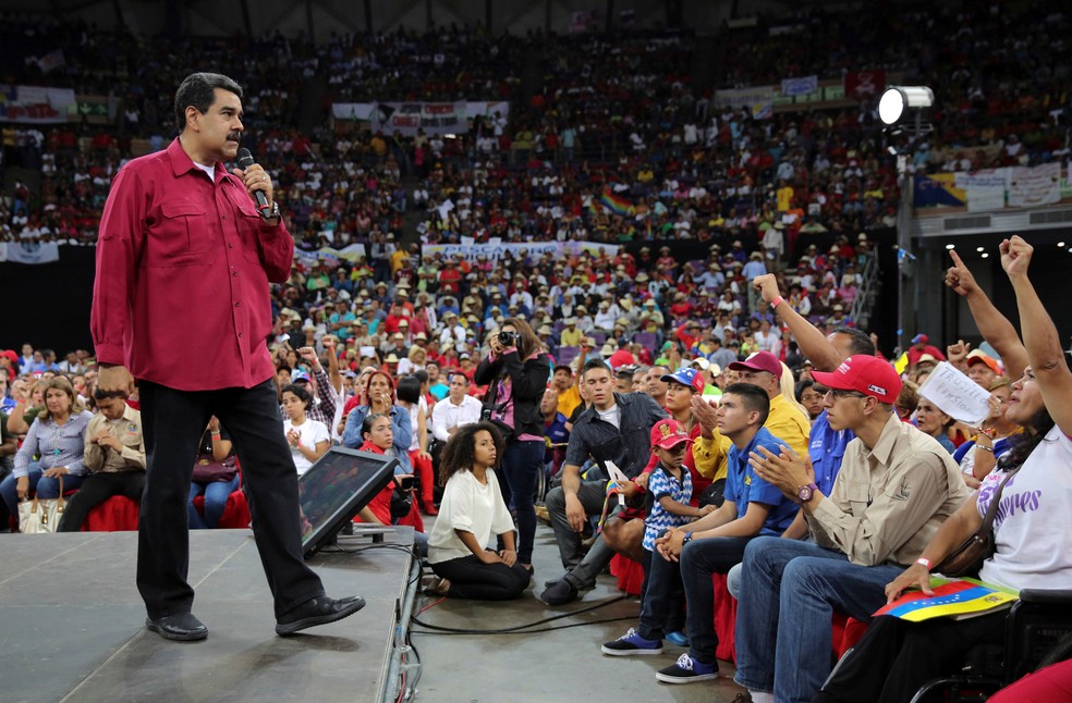Presidente venezuelano, Nicolás Maduro, fala com apoiadores na Assembleia em Caracas, na terça-feira (27)   (Foto: Miraflores Palace/ Reuters )