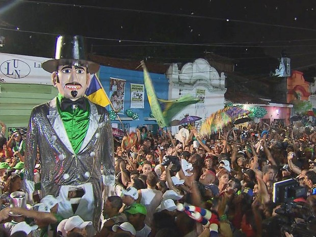 Desfile do carnaval 2012 foi especial para o Homem da Meia-Noite. A saída do gigante mais famoso de Pernambuco ocorreu à meia-noite do Sábado de Zé Pereira (18), da sua sede, que fica na Rua do Bom Sucesso. (Foto: G1 PE)