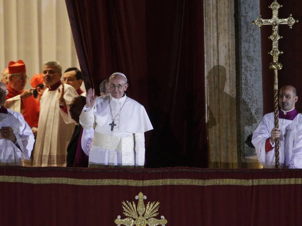 Papa Francisco aparece na sacada do Vaticano  (Foto: Andrew Medichini/AP)