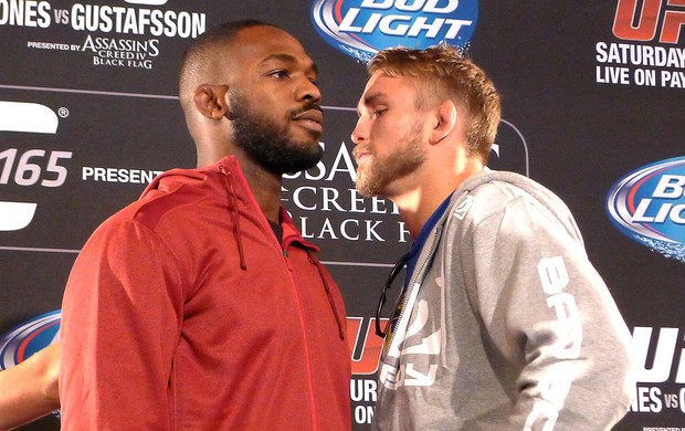 Jon Jones e Alexander Gustafsson encarada (Foto: AP) Jon Jones e Alexander Gustafsson encarada (Foto: AP)
