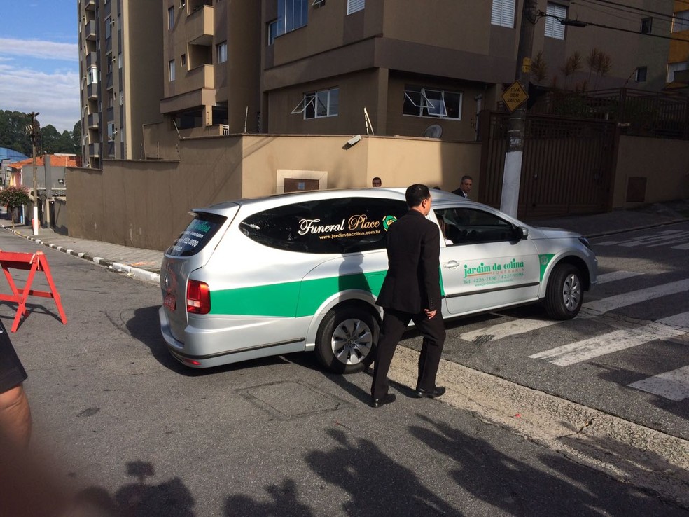 Carro da funerária com o corpo chega ao ABC (Foto: Fernanda Cesaroni/G1)