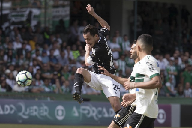 Análise: mesmo com pior apresentação, Corinthians só não vence por erro do juiz