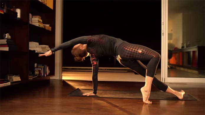 Athos permite monitorar atividade muscular durante exercícios (foto: Reprodução/Youtube)