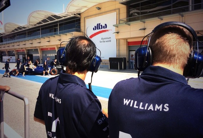 Os titulares Felipe Massa e Valtteri Bottas acompanham atentamente a estreia de Felipe Nasr (Foto: Divulgação)