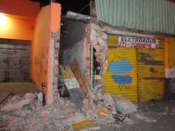 Frente da loja ficou destruída (Foto: André Amaral/ Acervo Pessoal) Frente da loja ficou destruída (Foto: André Amaral/ Acervo Pessoal)