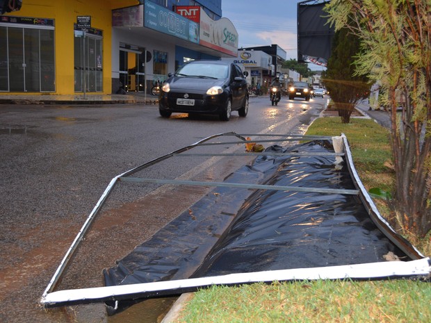 Placa de propaganda chegou a ser arrancada em temporal (Foto: Ana Claudia Ferreira/ G1)