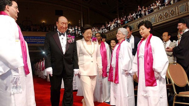 Foto de 14 de setembro de 2002 mostra o reverendo Sun Myung Moon e sua esposa Hak Ja Han Moon caminhando por um tapete vermelho em cerimônia no Manhattan Center de Nova York (Foto: Stephen Chernin/AP)